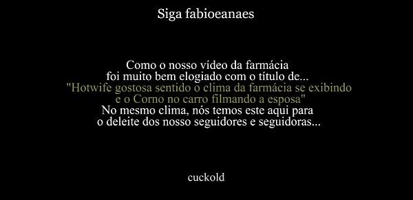  Hotwife gostosa se exibe na rua para o corno, caminhando de mini saia no estilo catwalk